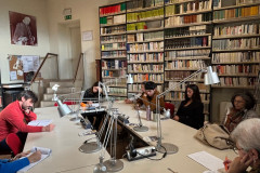 Gruppo-di-studio-in-biblioteca